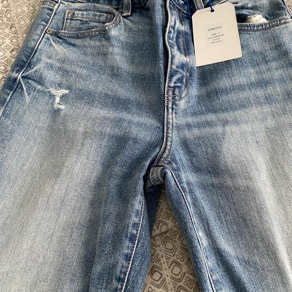 super high rise, cropped mom jeans.
Size 7 no stretch eunina